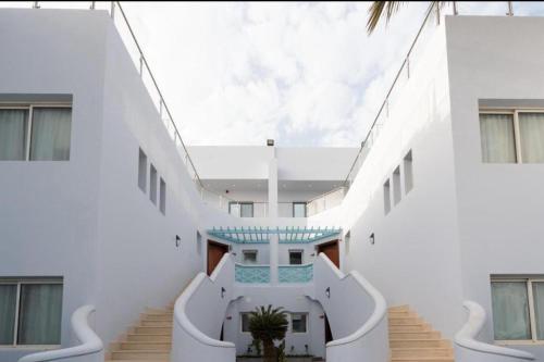 a view of the stairs of a building at درة العروس خمس غرف وصالة مع بالكونة على شاطئ البرادايس - عوائل in Durat  Alarous