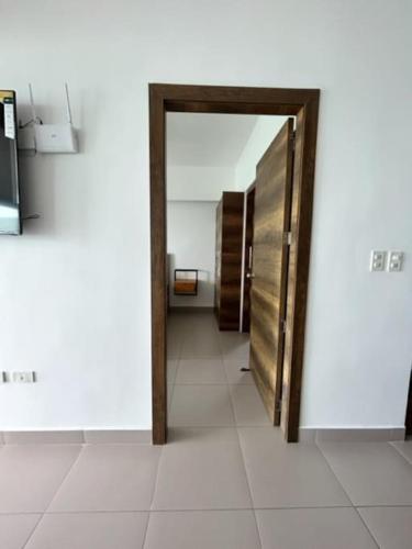 a hallway with a door in a room at Apartamento adaptado para silla de ruedas in Tonsupa