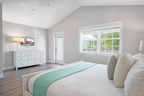 Un dormitorio blanco con una cama grande y una ventana en 3 Lux Ensuites Walk Boat Island en Islamorada