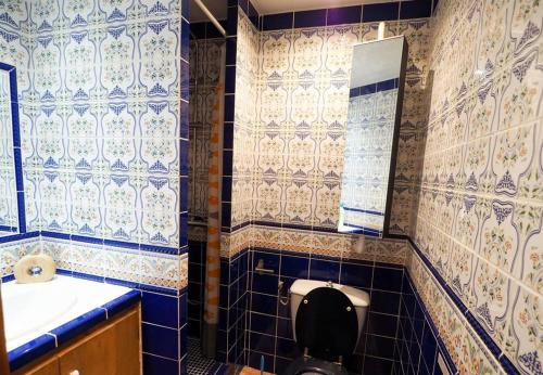 une salle de bain avec toilettes et lavabo dans l'établissement gîte mas d'en pachette, au Boulou