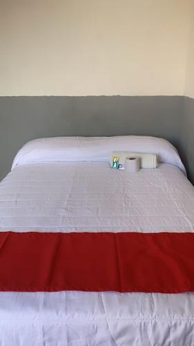 Tempat tidur dalam kamar di HOTEL REVOLUCION