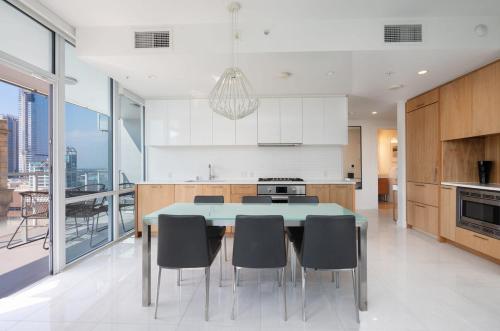 uma cozinha com uma mesa azul e cadeiras numa cozinha em Level Los Angeles - Downtown South Olive em Los Angeles