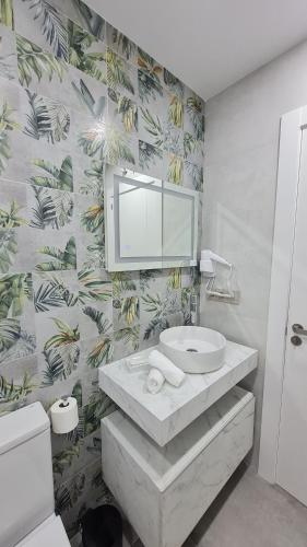 ein Bad mit einem Waschbecken und einem Spiegel in der Unterkunft La Avenida in Burgos