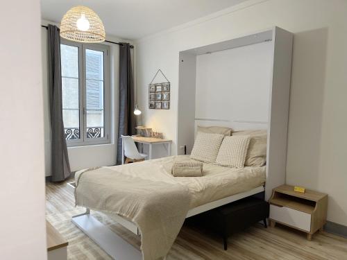 Postel nebo postele na pokoji v ubytování Charme Historique de Beauvoir au Cœur de Blois