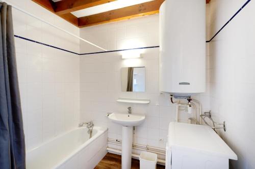 昂代Loue Duplex De 80 M2 Vue Sur Mer的带水槽和浴缸的白色浴室