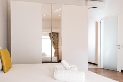 Ένα ή περισσότερα κρεβάτια σε δωμάτιο στο Duplex Maisonette Sliema with Jacuzzi by ArcoBnb