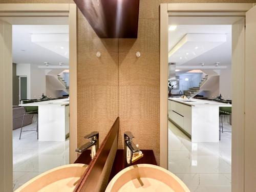 Η κουζίνα ή μικρή κουζίνα στο Duplex Maisonette Sliema with Jacuzzi by ArcoBnb