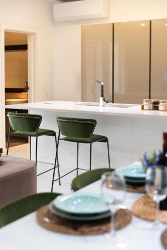 Η κουζίνα ή μικρή κουζίνα στο Duplex Maisonette Sliema with Jacuzzi by ArcoBnb
