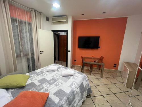 ein Schlafzimmer mit einem Bett und einem TV an der Wand in der Unterkunft SUITE Asterope in Francavilla al Mare