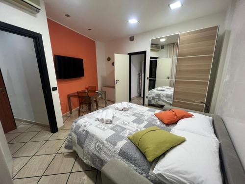 ein Schlafzimmer mit einem großen Bett und einem Spiegel in der Unterkunft SUITE Asterope in Francavilla al Mare