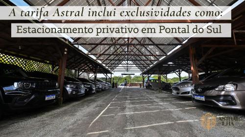 een parkeerplaats met veel auto's geparkeerd bij Pousada Astral da Ilha in Ilha do Mel