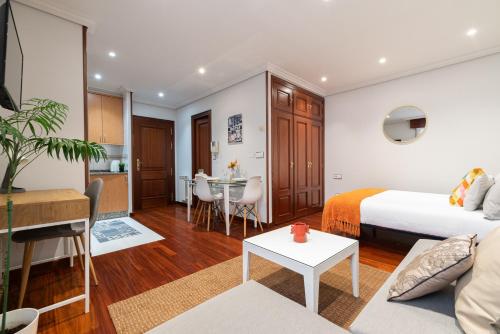 una camera d'albergo con letto e soggiorno di El Loft de Castrelos a Vigo