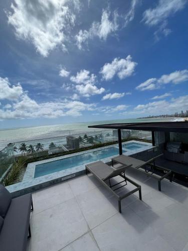 a view of the ocean from the balcony of a resort at Loft Luxo para 4 pessoas vista mar in Cabedelo