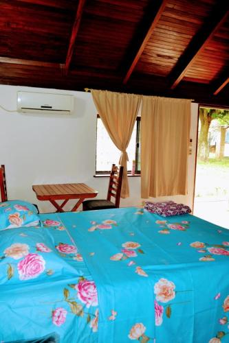 Un dormitorio con una cama azul con flores. en Lago Manantial, en Independencia