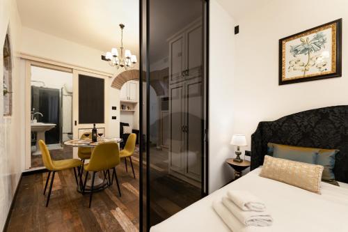 una camera da letto con un letto e un tavolo con sedie di Pitti Elegant Suite a Firenze