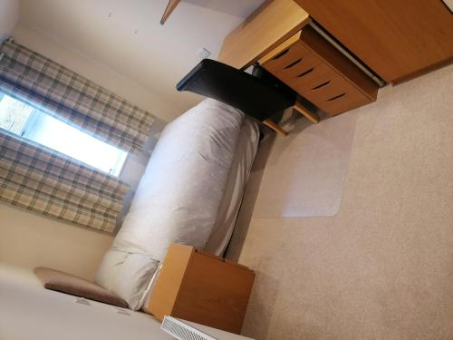 Bett in einem Zimmer mit einer Box in der Unterkunft Great Home of Relaxations in Stoke on Trent