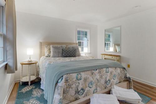 um quarto com uma cama grande e um espelho em Foxglove on Cape em Centerville