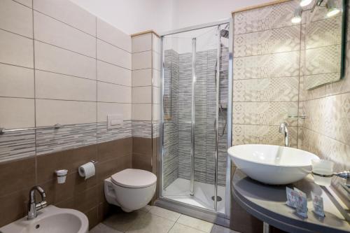 e bagno con servizi igienici, lavandino e doccia. di Hotel Ristorante La Mimosa a Lamezia Terme