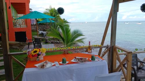 a table with food and a view of the ocean at Cabañas Mister Mac in Providencia