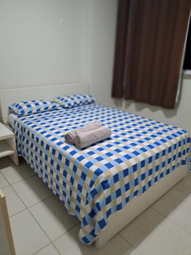 Una cama azul y blanca con dos toallas. en MAR & SERRA - PRAIA do MORRO en Guarapari