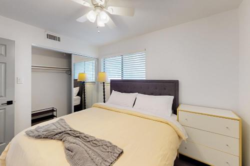 a bedroom with a bed and a ceiling fan at Big City Living, Full Property in Dallas