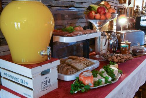 een buffet met een grote kan sinaasappelsap en eten bij PH in Alto Douro Vinhateiro in Urros