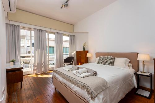- une chambre avec un lit et 2 serviettes dans l'établissement 1-80 Collection by TrulyCyprus, à Limassol