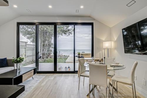Lakeside Retreat Viva La Vida by Instant Suites