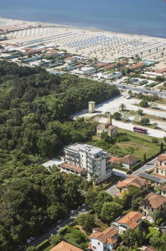 Hotel King في مارينا دي بيتراسانتا: منظر جوي للشاطئ والمباني والشقق السكنية