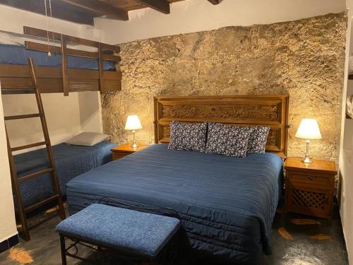 - une chambre avec 2 lits superposés et une échelle dans l'établissement Posada 1885, à Santiago