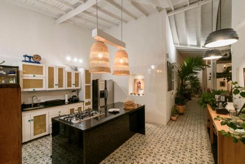 Casa Al Alma في سانتا في دي أنتيوكيا: مطبخ بدولاب أبيض وقمة كونتر أسود