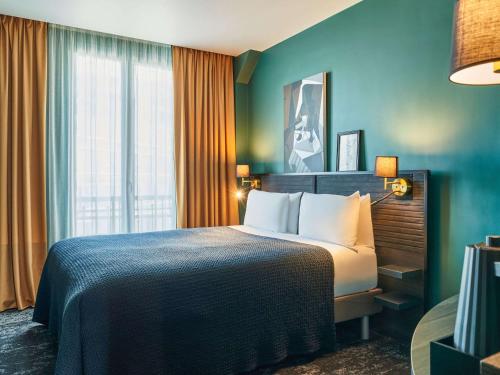 a hotel room with a bed and a window at Mercure Paris Tour Eiffel Pont Mirabeau in Paris