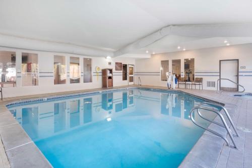 a large swimming pool in a building at Best Western Wheatland Inn in Colfax