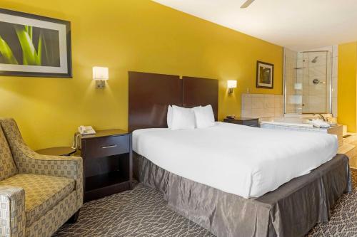 Letto o letti in una camera di Best Western West Monroe Inn