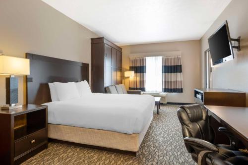 a hotel room with a bed and a television at Best Western Wheatland Inn in Colfax