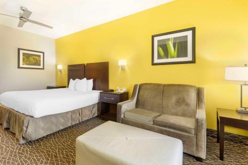 Letto o letti in una camera di Best Western West Monroe Inn