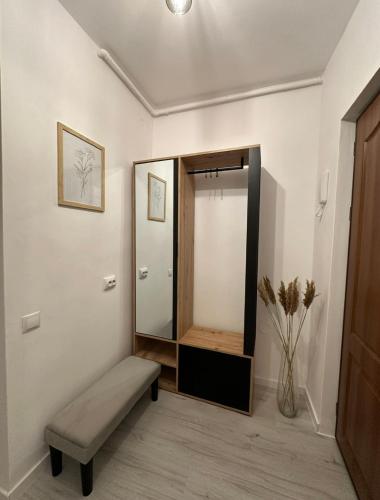a dressing room with a bench and a mirror at Saguna Residence2 in Sighişoara