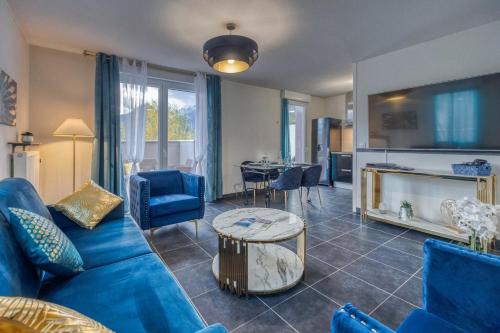 un salon avec un canapé bleu et une table dans l'établissement Le Donjon Bleu - Calme / Montagne /Ski, à Risset
