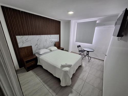 1 dormitorio con 1 cama, 1 mesa y 1 silla en Express Inn PTY Aeropuerto Internacional Panama en Tocumen