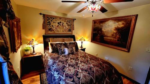 Ένα ή περισσότερα κρεβάτια σε δωμάτιο στο The Sovereign Suite - Cozy And Convenient With Home Theater