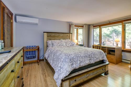 1 dormitorio con 1 cama, escritorio y ventanas en Ossipee Lake Retreat about 7 Mi to King Pine Ski Area! en Freedom