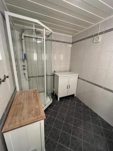uma casa de banho com um chuveiro e um lavatório. em Koselig rom i rolige omgivelser em Åmot