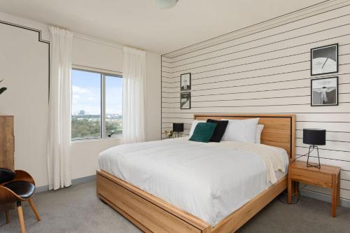 Un dormitorio con una cama grande y una ventana en Boutique Stays - Amelia en Maribyrnong