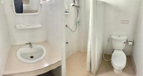 PJ PLACE في شيانج راي: حمام صغير مع مرحاض ومغسلة