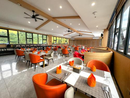 Venus Royale Hotel في كورون: غرفة طعام مع طاولات وكراسي ونوافذ