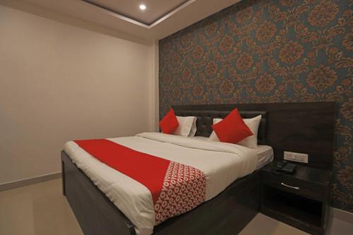 A bed or beds in a room at OYO Flagship City Residency