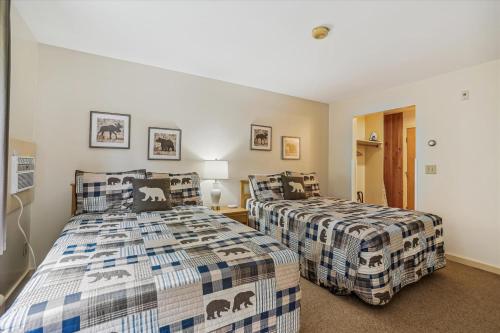 sypialnia z 2 łóżkami w pokoju w obiekcie Cedarbrook Two Double bed Standard Hotel room 217 w mieście Killington