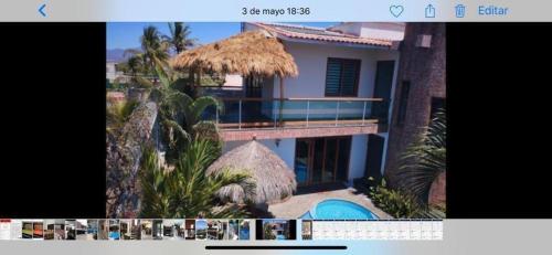 una imagen de una casa con piscina en Casa Bonita cerca de playa, en Bucerías