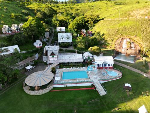 una vista aérea de una casa con piscina en Hotel Fazenda Bavaria, en São Lourenço