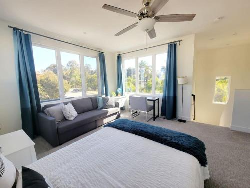 ein Wohnzimmer mit einem Bett und einem Sofa in der Unterkunft Park View Balboa Townhouse Modern Upscale 3 Bed in San Diego